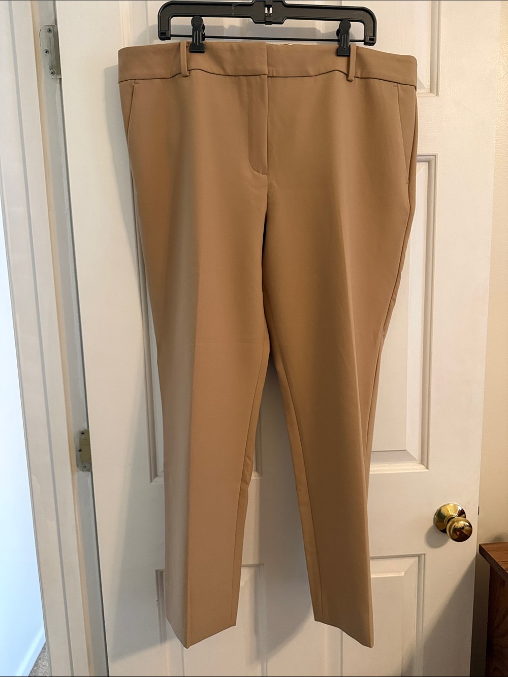 EUC TALBOTS HAMPSHIRE ANKLE PANTS,
Straight-Leg Dress Pants in Camel, size 18